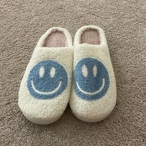 SHEIN size 44-45 (U.S. 10-11) baby blue smiley face slippers